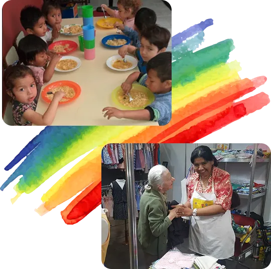 Composición de dos fotografías sobre un fondo negro con una franja diagonal de pinceladas arcoíris. En la imagen superior, un grupo de niños pequeños se sienta a una mesa blanca compartiendo una comida en platos coloridos. En la imagen inferior, una mujer con delantal blanco sonríe mientras sostiene las manos de una mujer mayor en lo que parece ser un taller o tienda de ropa con prendas colgadas al fondo.