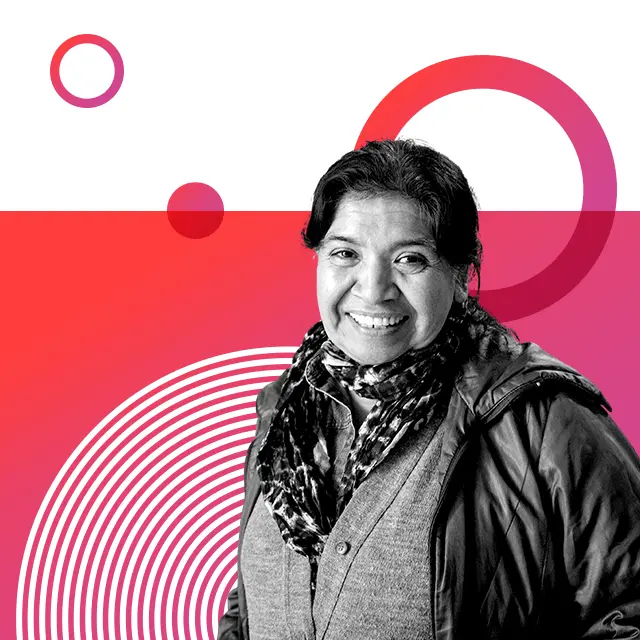 Foto de margarita barrientos muy sonriente en fondo de tonos color magenta