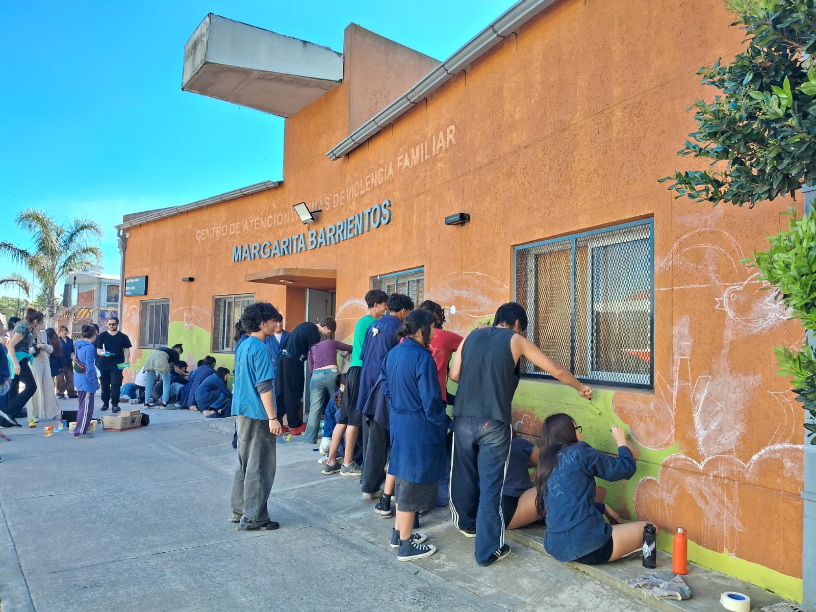 Estudiantes pintando el mural en la fachada del CPI San Cayetano