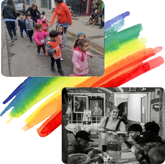 Collage de dos fotos. Arriba, un grupo de niños pequeños camina en fila por la calle tomados de una cuerda, acompañados por adultos. Abajo, en blanco y negro, una mujer con delantal comparte la mesa con varios niños que comen.
